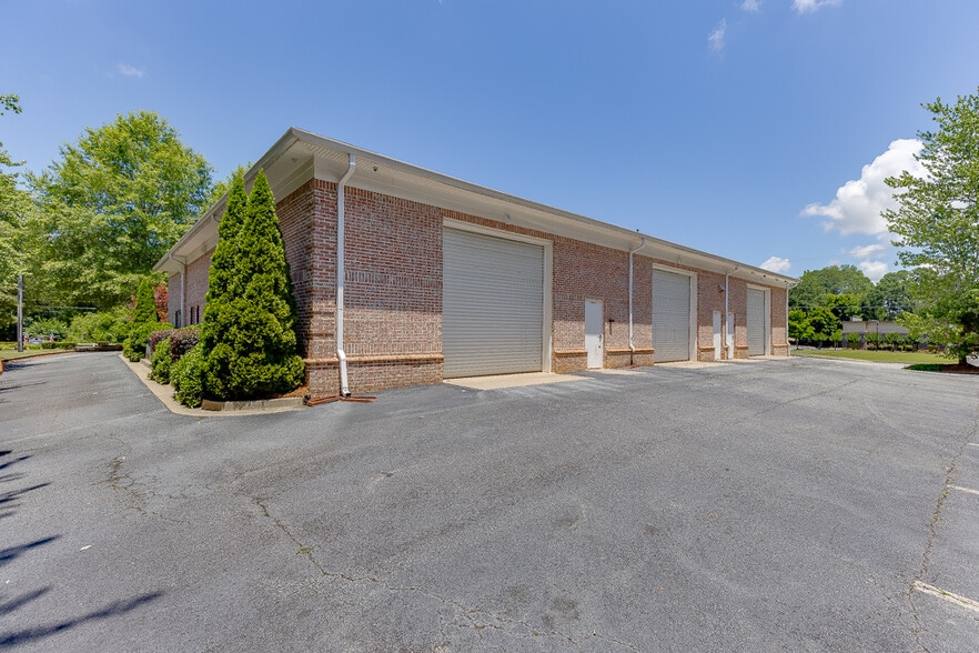 More Photos Of 6105 Atlanta Hwy, Flowery Branch Office For Lease