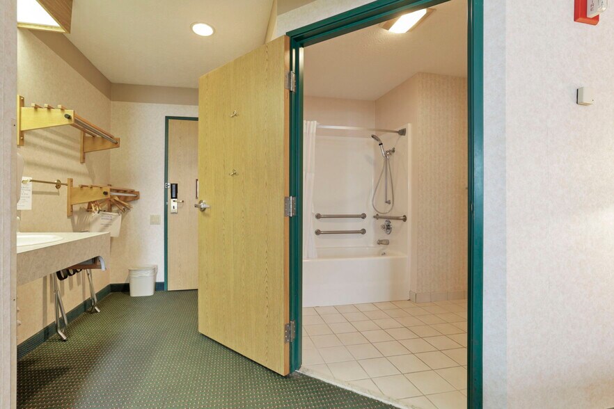 More Photos Of 509 S Wooster Ave, Strasburg Hotel For Sale