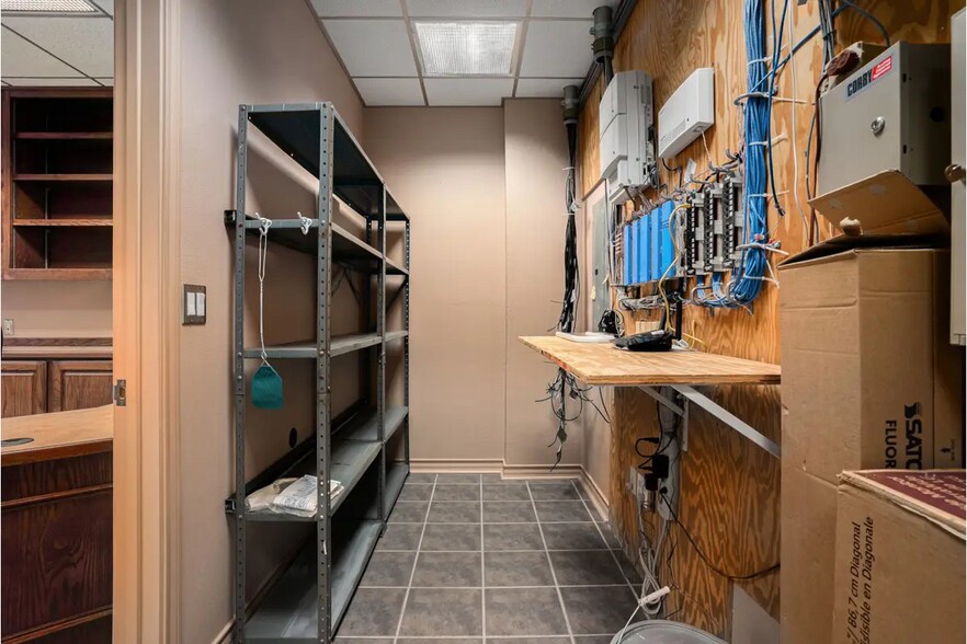 More Photos Of 124 S Nolan River Rd, Cleburne Flex For Lease