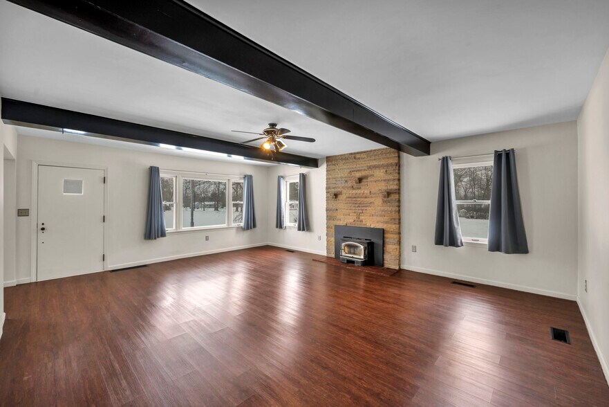 More Photos Of 4085 Herner County Line Rd, Southington Showroom For Sale