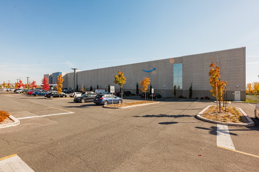 More Photos Of 5799 Rte De L'aéroport, Longueuil Distribution For Lease
