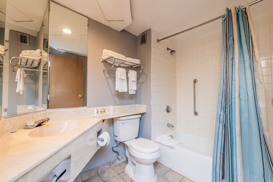 More Photos Of 2690 Riverside Dr, Macon-Bibb Hotel For Sale