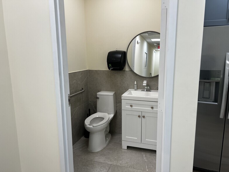 More Photos Of 35 SW 12th Ave, Dania Beach Distribution For Sale