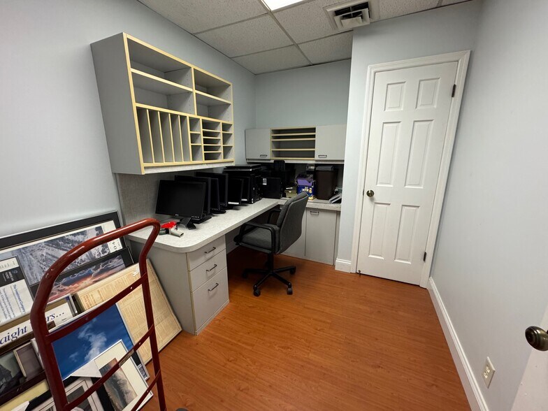 More Photos Of 14378-14390 Woodlake Dr, Town and Country Office For Sale