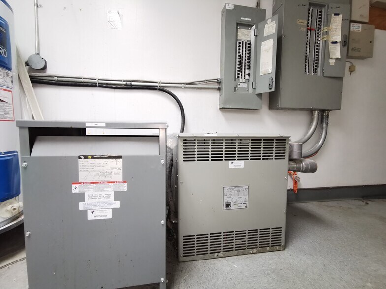 More Photos Of 3871 N Fraser Way, Burnaby Showroom For Sale