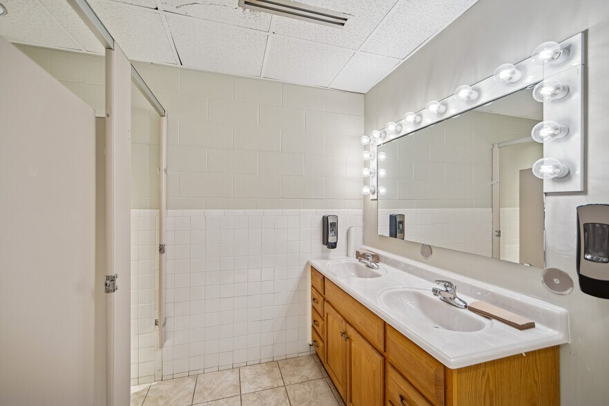 More Photos Of 2805 Beaver Ave, Des Moines Bank For Sale