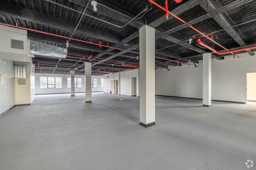 More Photos Of 33-24 Northern Blvd, Long Island City Loft Creative Space For Sale