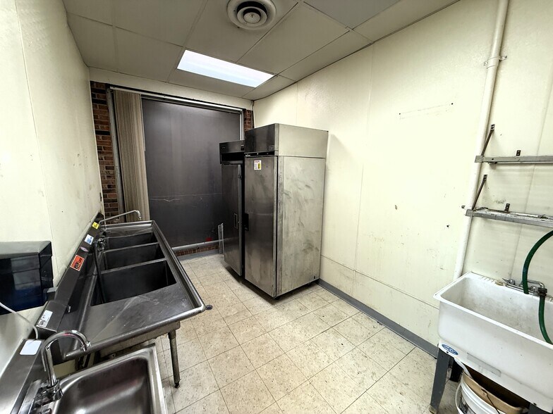 More Photos Of 31779-31799 Middlebelt Rd, Farmington Hills Restaurant For Lease
