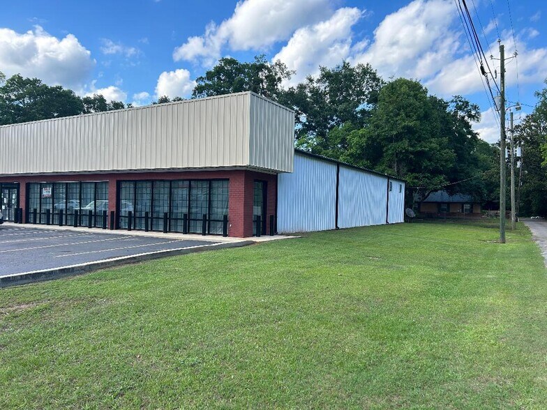 More Photos Of 3226 Saint Stephens Rd, Mobile Showroom For Sale