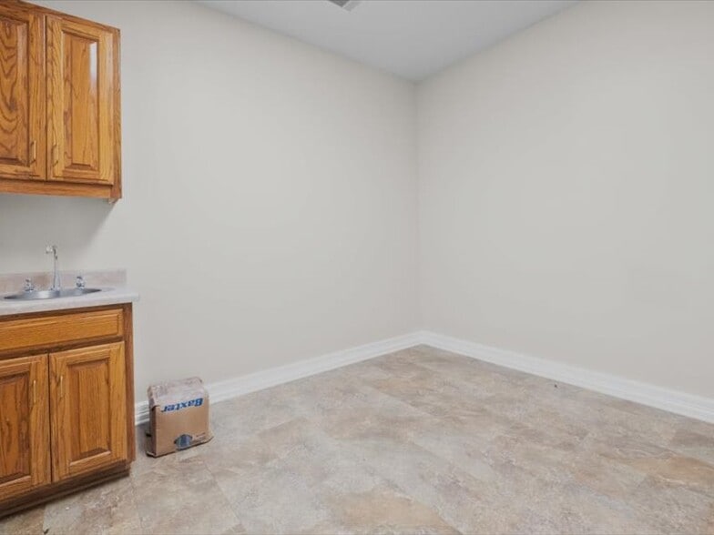 More Photos Of 123 Medical Dr, Palestine Healthcare For Sale