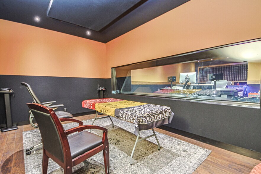 More Photos Of 10800 Ventura Blvd, Studio City Loft Creative Space For Lease