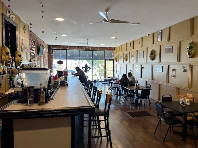 More Photos Of 4247 S Kingshighway Blvd, Saint Louis Bar For Lease