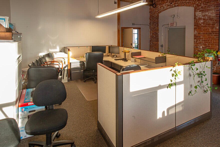 More Photos Of 320 Riverside Dr, Florence Office For Sale