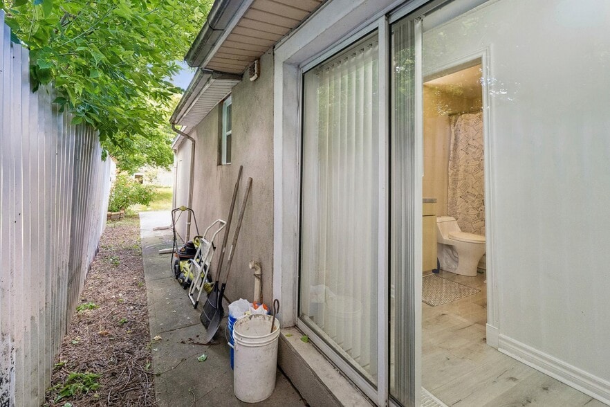 More Photos Of 43 Whitfield Av, Hamilton Manufacturing For Sale
