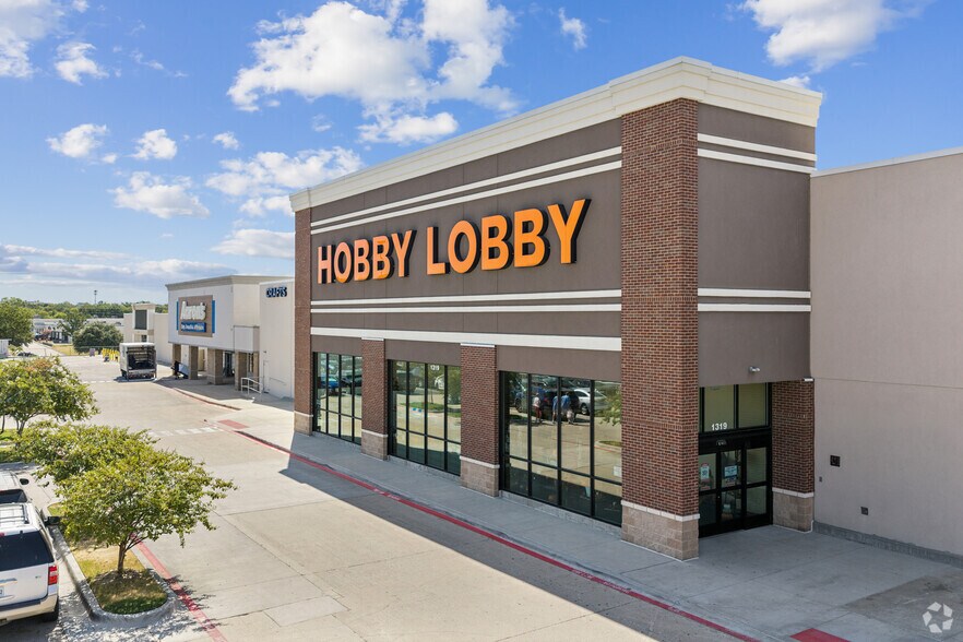 More Photos Of 1309-1323 W Pipeline Rd, Hurst General Retail For Sale