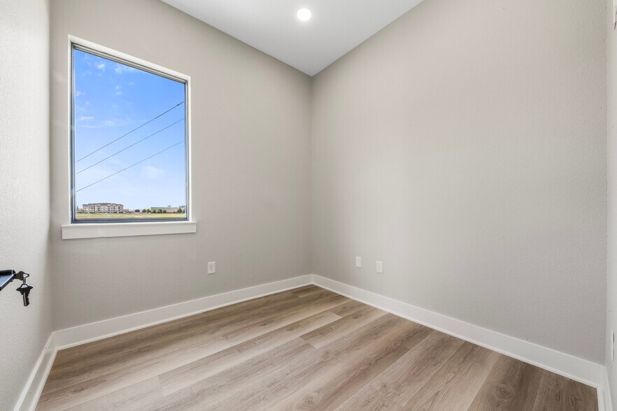 More Photos Of 213 Bella Katy Dr, Katy Medical For Lease