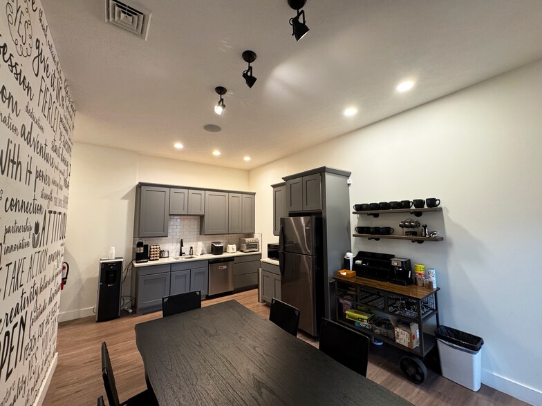 More Photos Of 1160 George Washington Blvd, Akron Flex For Sale