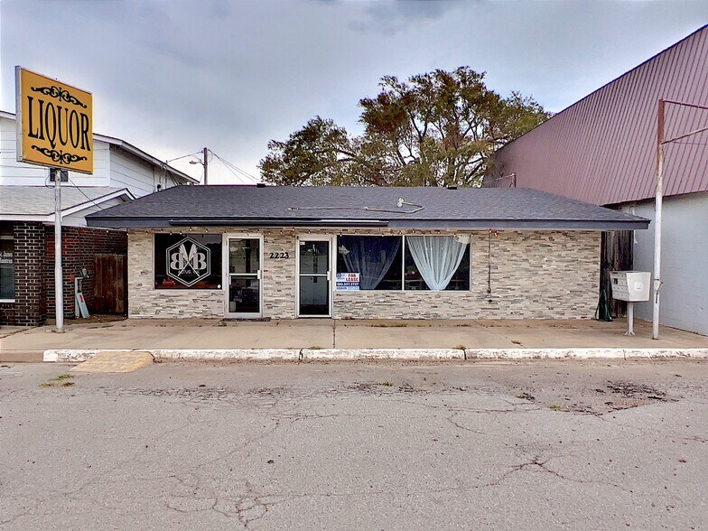 More Photos Of 2223 Falcon Rd, Altus Restaurant For Lease