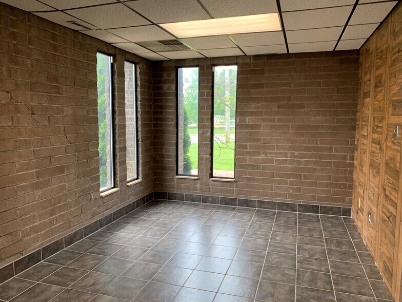 More Photos Of 105 Marc Dr, Cuyahoga Falls Warehouse For Lease