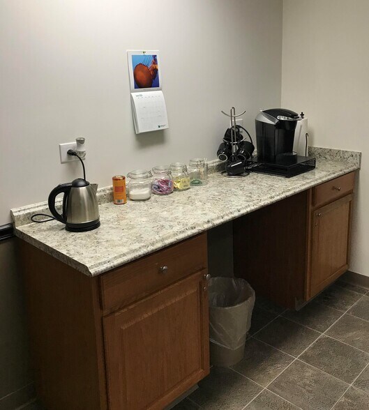 More Photos Of 6801 S Emporia St, Englewood Light Distribution For Lease