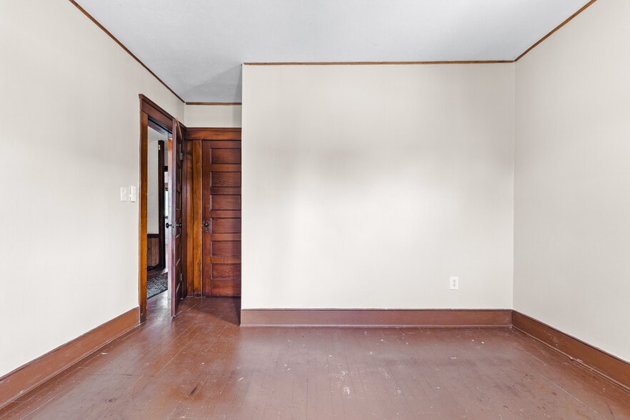 More Photos Of 15522 Madison Ave, Lakewood General Retail For Sale