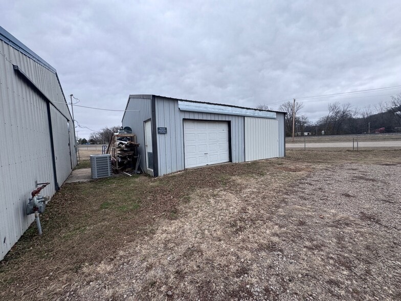 More Photos Of 1001 N 2nd St, Stilwell Light Distribution For Sale