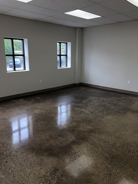 More Photos Of 40 Brook Ave, Deer Park Warehouse For Lease