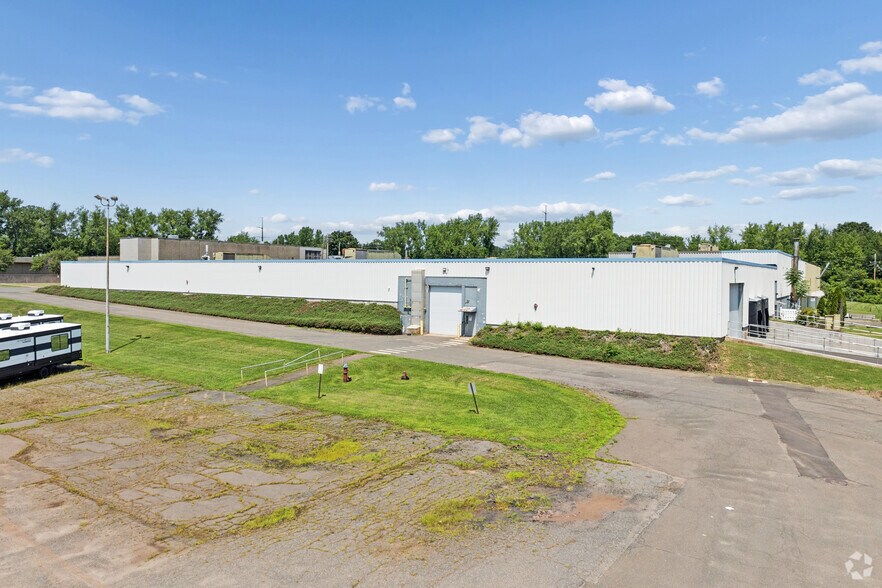 More Photos Of 92 Deerfield Rd, Windsor Unknown For Lease