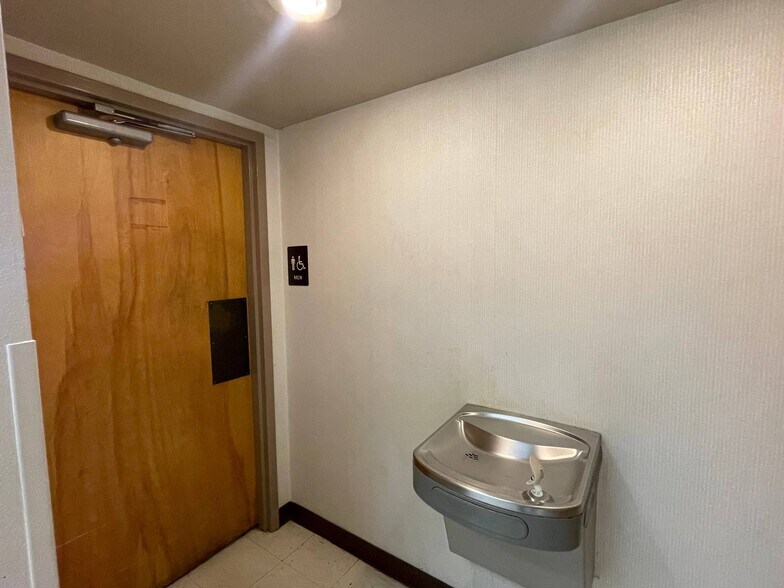 More Photos Of 1305 S Key Ave, Lampasas Office For Sale