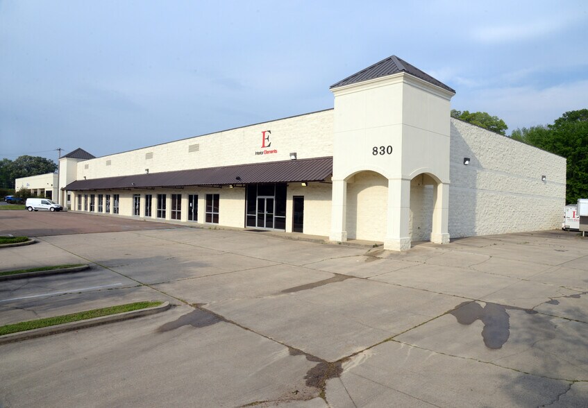 More Photos Of 830 Wilson Dr, Ridgeland Showroom For Lease