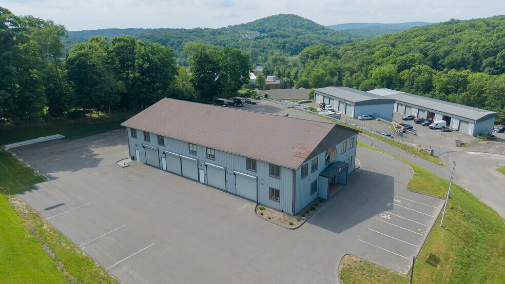 Primary Photo Of 7 Dunham Dr, New Fairfield Light Manufacturing For Lease