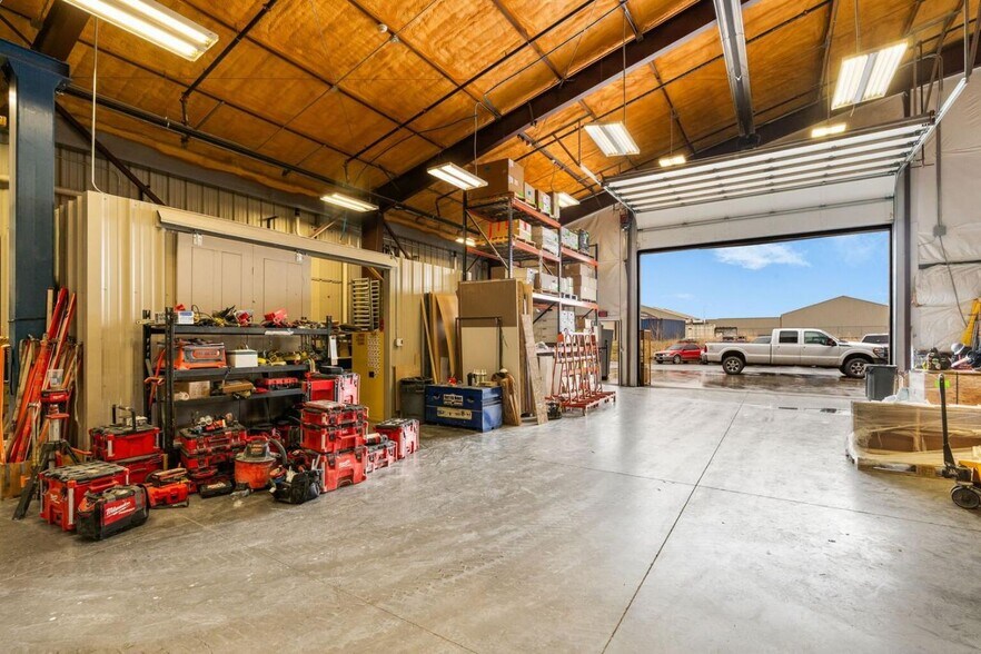 More Photos Of 12 Penny Ln, Gallatin Gateway Showroom For Sale