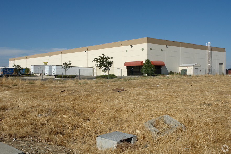 More Photos Of 900 Business Park Dr, Dixon Warehouse For Lease