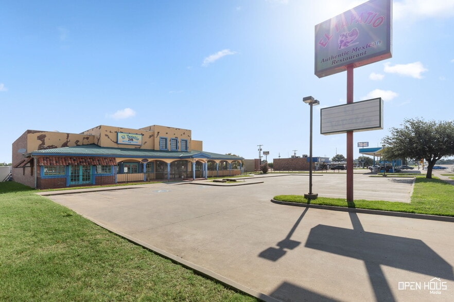 More Photos Of 2210 Southwest Pky, Wichita Falls Restaurant For Sale