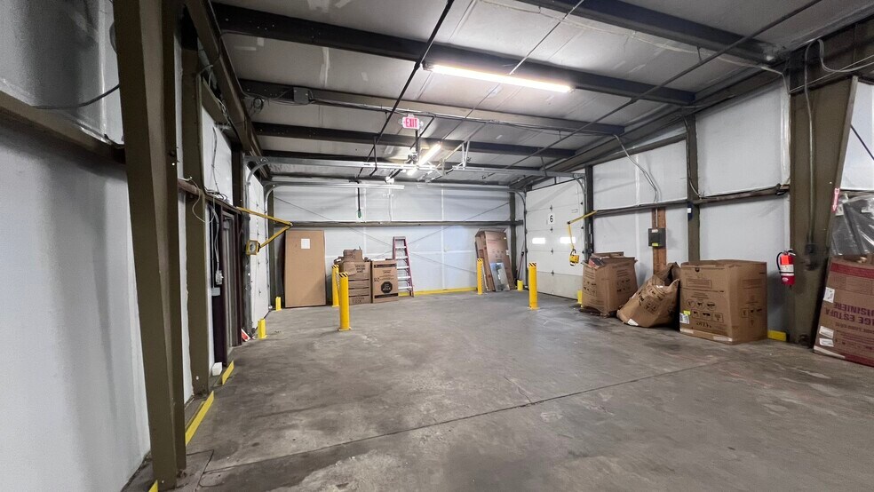 More Photos Of 6 NW Salevan Pl, Milford Warehouse For Lease