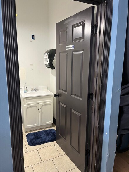 More Photos Of 2324-2326 E 44th St, Indianapolis Warehouse For Lease