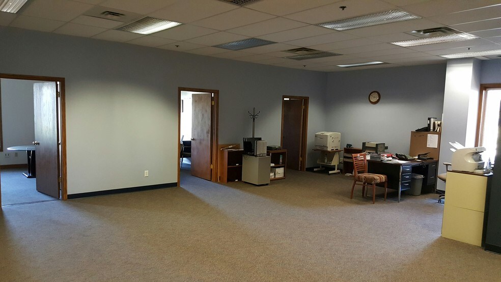 More Photos Of 1735 W 53rd St, Anderson Manufacturing For Sale