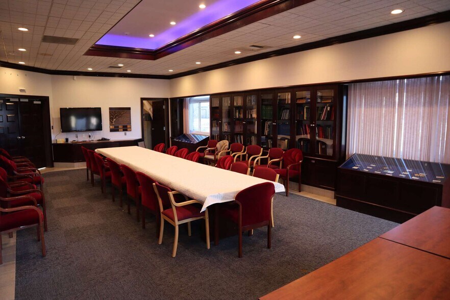 More Photos Of 8815 Wesleyan Rd, Indianapolis Office For Sale