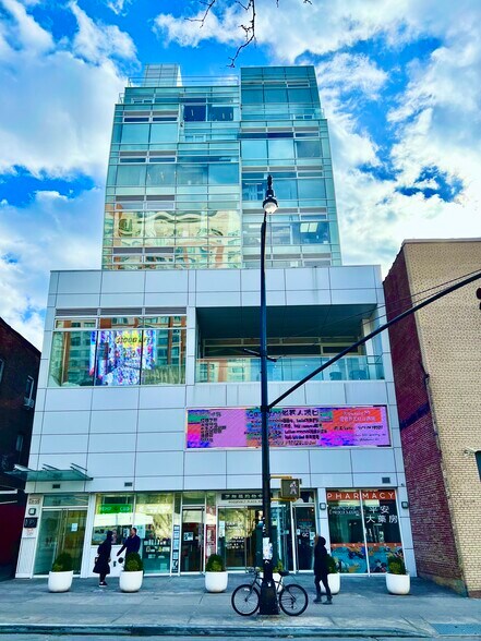 More Photos Of 13668 Roosevelt Ave, Flushing Office Residential For Lease