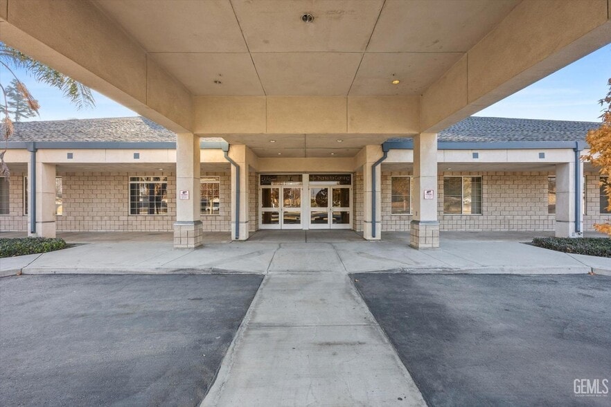 More Photos Of 425 S H St, Bakersfield Religious Facility For Sale