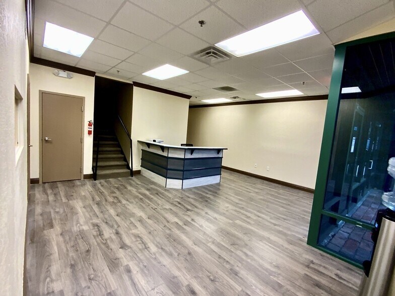 More Photos Of 7075 Kingspointe Pky, Orlando Showroom For Lease