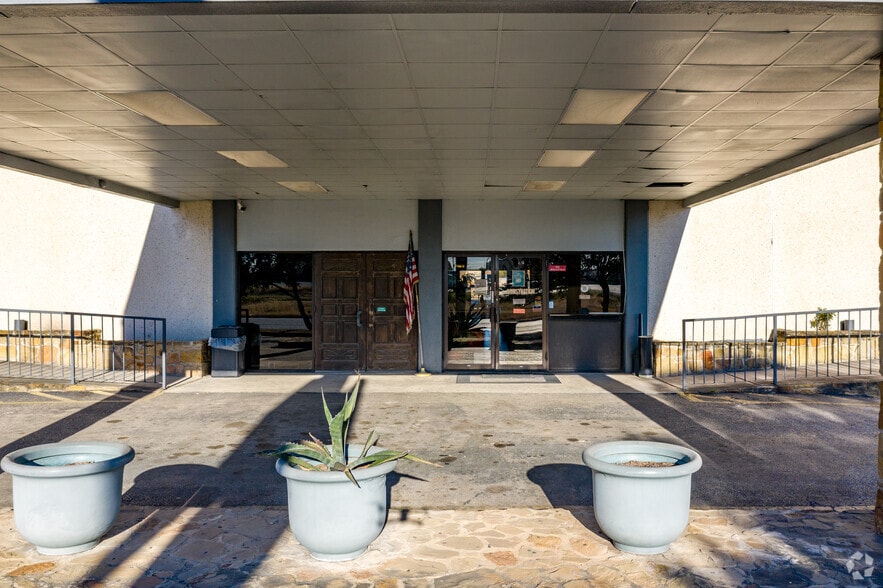 More Photos Of 1209 IH-35 E, New Braunfels Hotel For Lease