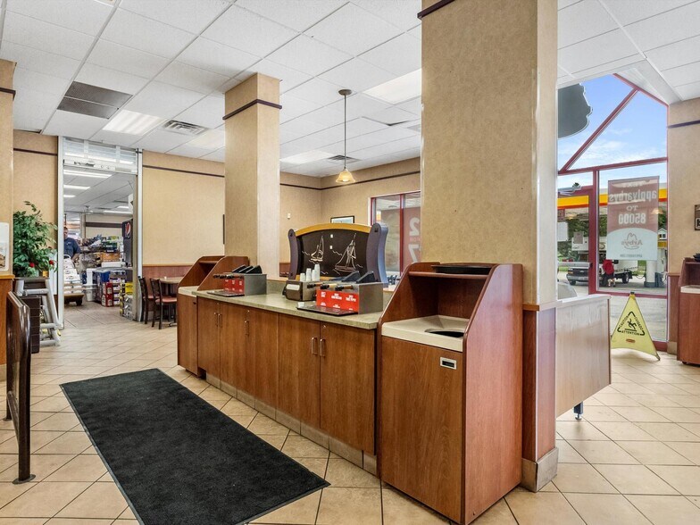 More Photos Of 1331 Green Bay Rd, Sturgeon Bay Service Station For Sale