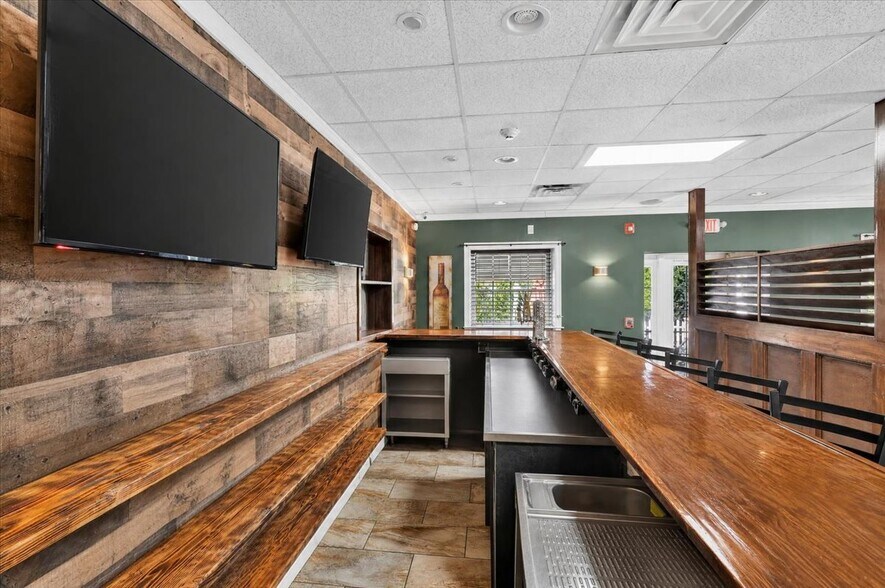 More Photos Of 11 E Pattagansett Rd, Niantic Restaurant For Sale