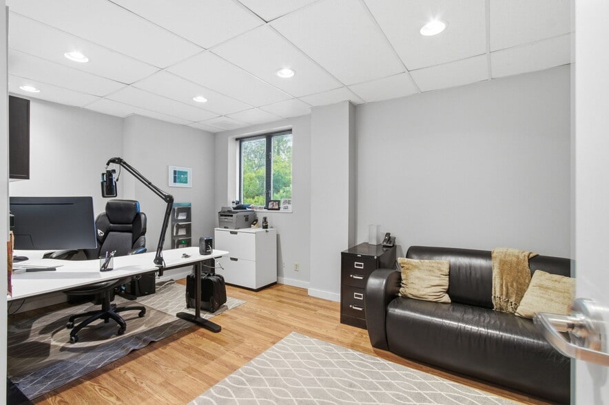 More Photos Of 7731 Traders Ln, Indianapolis Office For Sale