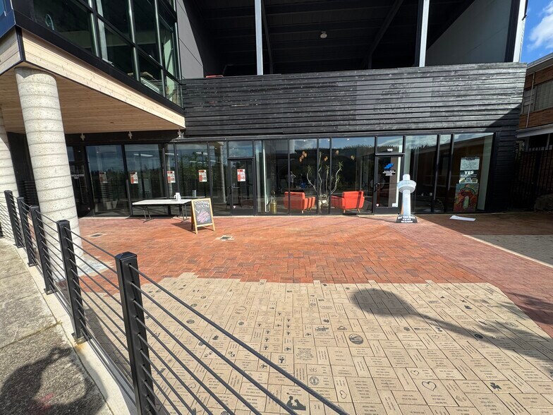 More Photos Of 615 High St, Oregon City General Retail For Lease