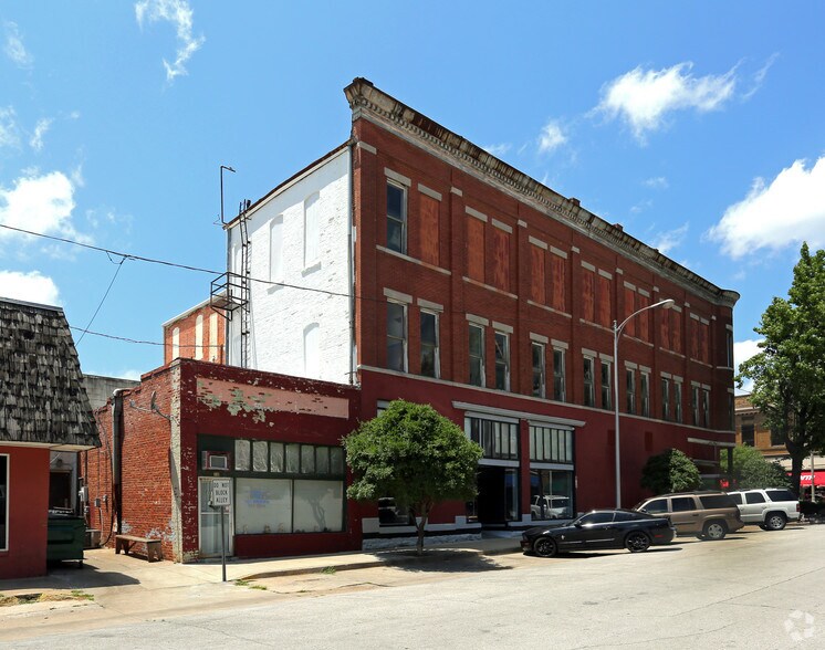 More Photos Of 126 E Dewey Ave, Sapulpa Storefront For Sale