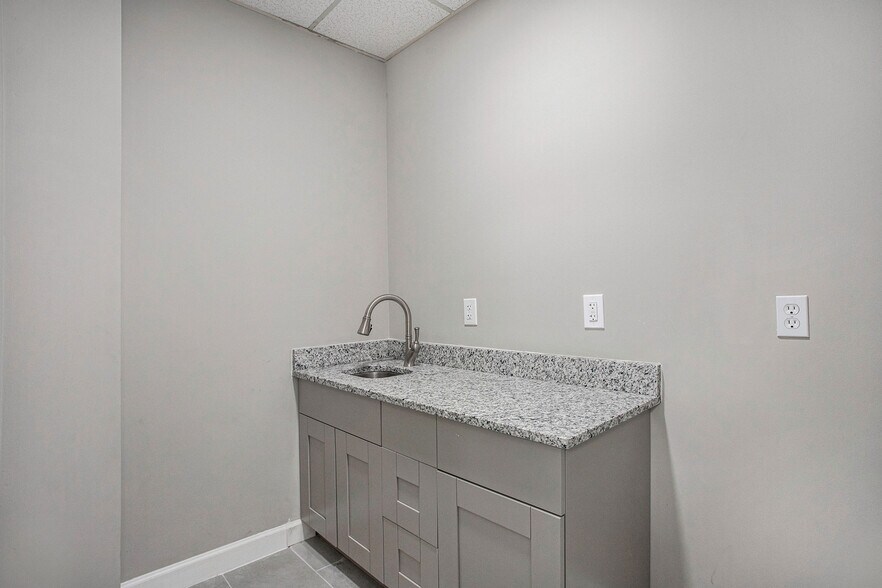 More Photos Of 5300 Memorial Dr, Stone Mountain Office For Lease