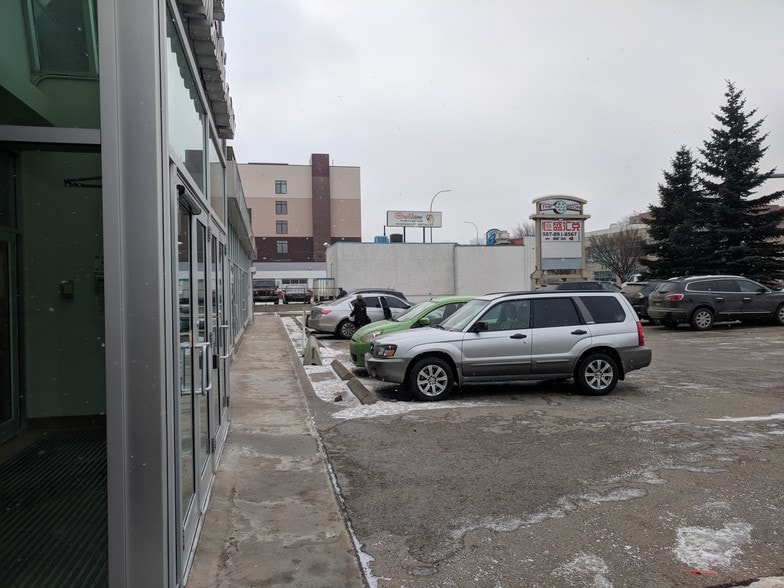 More Photos Of 1518 Centre St N, Calgary Apartments For Lease