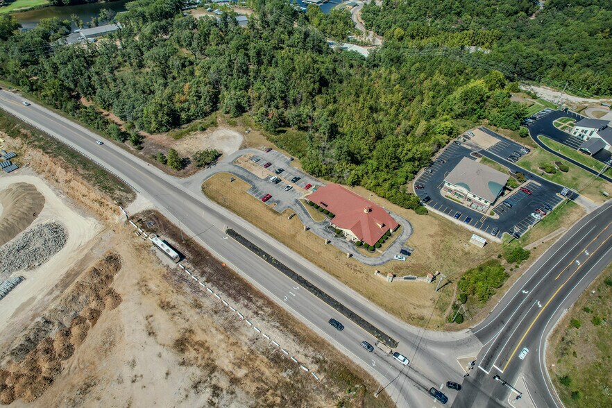 More Photos Of 109 Horseshoe Bend Pky, Lake Ozark Office For Sale